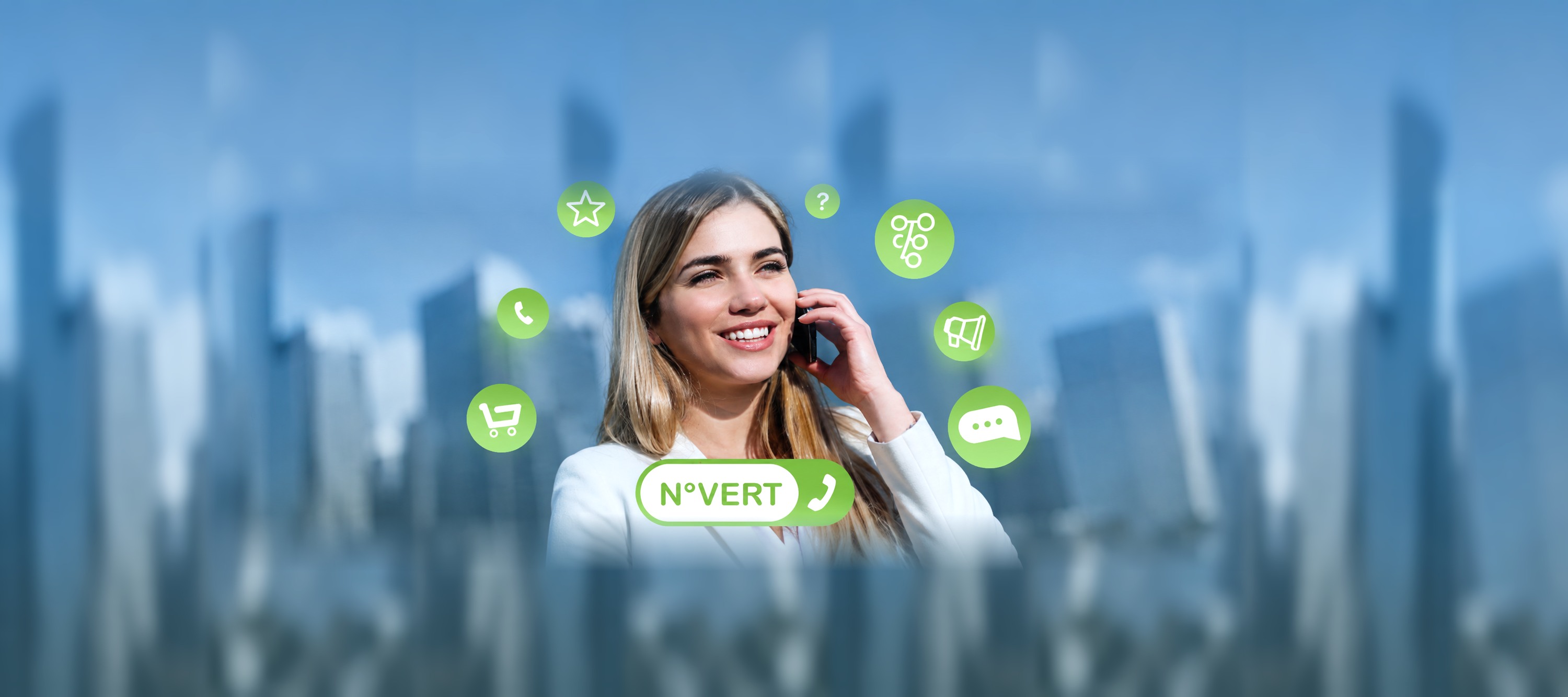 Cliente souriante joignant gratuitement un service client via un num&eacute;ro vert